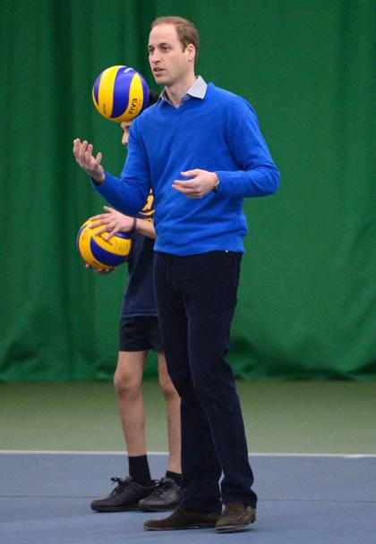 Dopo la moglie Kate Middelton, anche il principe William si cimenta con la pallavolo... seppure sembra molto meno a suo agio. Eccolo in visita al centro sportivo che forma i giovani allenatori (Olycom)